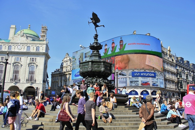 多くの人々で賑わうロンドンの繁華街 サンダース ペリー化粧品
